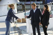 Bei den Ermittlungen in einem neuen Fall stoßen Patrick (Simon Baker, M.) und Teresa (Robin Tunney, r.) auf Cayce Robins (Vanessa Ray, l.). Doch was hat sie damit zu tun?
