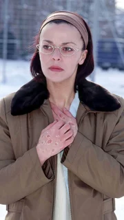 Elke (Monika Guthmann) wird von allen geschnitten.