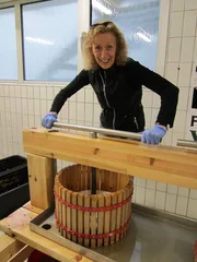 Kiona in Molde beim Apfelsaftpressen.