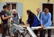 Der Bau des Treppenlifts ist schwieriger als gedacht. Von links: Florian (Tommy Schwimmer), Gregor (Holger M. Wilhelm), Theresa Brunner (Ursula Erber), Alois Preissinger (Erich Hallhuber sen.) und Sebastian Wildner (Herbert Ulrich).