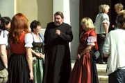 Pfarrer Neuner (Peter Rappenglück) steht seinen Gemeindemitgliedern mit Rat und Tat zur Seite.
