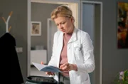 Als Dr. Ina Schulte (Isabell Gerschke) den Mutterpass der im Lift stecken gebliebenen Hochschwangeren liest, wird ihr schlagartig die Brisanz klar.