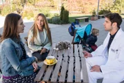 Als Carolin (Janina Flieger, l.) Niklas (Roy Peter Link, r.) von der neuen Wohnung erzählt, kommt Arzu (Arzu Bazman, M.) mit Max hinzu. Kurzerhand bieten sich die beiden Frauen das Du an und Carolin lädt Arzu zum Abendessen ein.