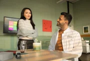 Dr. Ilay Demir (Tan Caglar) erzählt seiner Kollegin Dr. Lilly Phan (Mai Duong Kieu), dass ihre Romanze immer noch jeden Tag im Foyer auf sie wartet. Lilly hofft insgeheim, dass Björn Lodinson von allein aufgibt.