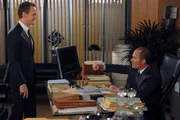 Rückblick in längst vergangene Zeiten: Barney (Neil Patrick Harris, l.) und Greg (Mark Derwin, r.) ...