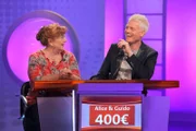 Wer weiß die Antwort? Schauspielerin Alice Hoffmann und Entertainer Guido Cantz rätseln sich durch das Wissensquiz "Meister des Alltags".