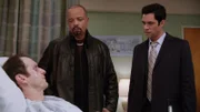 Pater Chris Shea wurde brutal zusammengeschlagen. Detective Tutuola und Detective Amaro befragen ihn zum Tathergang.