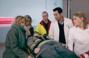 ARD/MDR IN ALLER FREUNDSCHAFT 1061, "Aus dem Nichts", am Dienstag (30.07.24) um 21:00 Uhr im ERSTEN. Ab 23.07.2024, 21:00 Uhr in der ARD-Mediathek. Sarah Marquardt (Alexa Maria Surholt, 2.v.li.) und Dr. Ina Schulte (Isabell Gerschke, li.) ist auf dem Weg zu einer Tagung ein junger Mann (Claude Albert Heinrich, liegend) vors Auto gelaufen. In der Sachsenklinik werden sie von Dr. Philipp Brentano (Thomas Koch, 2.v.re.) und Schwester Miriam (Christina Petersen, re.) entgegengenommen. Mi: Komparse