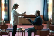 Marie-Louise (Siobhan Finneran, l.) und Mark Cobden (Sean Bean, l.