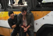 Nachdem mehrere tote Drogenopfer angeschleppt wurden, schüpfen Chin (Daniel Dae Kim, l.) und seine Kollegen Verdacht und kommen schließlich Gabriel (Christopher Sean, r.) auf die Schliche. Dieser ist jedoch angeschossen und schwer verwundet. Bei dem Versuch, ihn ins Krankenhaus zu schaffen, um ihn der Justiz zu überlassen, gerät das Five-0 Team in einen Hinterhalt, denn offenbar sind nicht nur sie hinter Gabriel her ...