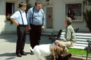 Pfarrer Neuner bedankt sich bei Xaver für seine Spende. Von links: Bürgermeister Schattenhofer (Werner Rom), Pfarrer Neuner (Peter Rappenglück) und Xaver (Michael Schreiner).