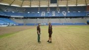 NDR Fernsehen WIE GEHT DAS? DER PERFEKTE RASEN, "Gras säen, pflegen, rollen", am Mittwoch (01.04.20) um 18:15 Uhr. Der HSV Rasen nach der Saison - komplett zerstört © NDR/Hanse TV, honorarfrei - Verwendung gemäß der AGB im engen inhaltlichen, redaktionellen Zusammenhang mit genannter NDR-Sendung bei Nennung "Bild: NDR/Hanse TV" (S2). NDR Presse und Information/Fotoredaktion, Tel: 040/4156-2306 oder -2305, pressefoto@ndr.de