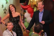 Hinter, l-r: Gloria Delgado-Pritchett (Sofía Vergara), Jay Pritchett (Ed O'Neill)