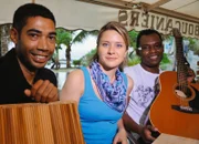 SF unterwegs - La Réunion  Moderatorin Wasiliki Goutziomitros mit zwei Musikern der Band Bat'ker