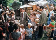 Die 6 Kummerbuben Danke für eure Hilfe: Werner Balmer als Franz Flückiger (Mitte, stehend) mit der Familie Kummer und Nachbarn