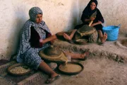 Auf traditionelle Weise mahlen Berberfrauen die Arganmandeln mit Steinmühlen.Zur ARTE-Sendung  Arganšl aus Marokko Đ Kšstlich und kostbar 2: Auf traditionelle Weise mahlen Berberfrauen die Arganmandeln mit Steinmźhlen. © Anke Mšller Foto: ZDF