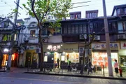 Das „Lin Long Fang“ ist ein kleines Restaurant in der Altstadt von Shanghai und bei den Einheimischen als einer der besten Orte für „Xiao Long Bao“ (kleine mit Fleisch und Brühe gefüllte Teigtaschen) bekannt.