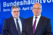 Polizeigewerkschafter auf Verteidigungskurs: DPolGChef Rainer Wendt (r.) und sein Stellvertreter Ralf Kusterer aus Baden-Württemberg sehen keinen strukturellen Rassismus in der Polizei.