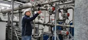 Experte für Wasserstofftechnik Markus Kainz bei den Anlagenröhren
