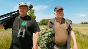 Unterwegs mit Biologe Bernhard Wieser und Fotograf Michael Baier auf der Suche nach der seltenen Blauracke.