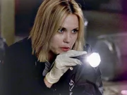 Trotz der verhängten Ausgangssperre untersucht Lu (Leslie Bibb) erneut den Tatort, an dem ein kleiner Junge erschossen wurde. Wird sie neue Indizien finden?