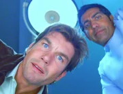 Detective Hoyt (Jerry O'Connell, l.) und Dr. Bug (Ravi Kapoor) nehmen die Leiche genau unter die Lupe. Ist das vermeintliche Opfer etwa gar nicht tot?