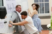 Ben (Jörg Rohde, M.) und Deniz wollen Ekaterina (Roni Zorina) und Jenny aus Rottmanns (Marko Dyrlich) Gewalt befreien, doch dabei löst sich ein Schuss...