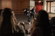 Wächter (Jörg Bundschuh) verpasst Schuldirektor Bastian Tess (Florian Bartholomäi, l.) ein blaues Auge, da er glaubt, dass Tess seine minderjährige Tochter verführt hat.