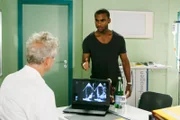 Moritz (Tijan Njie, r.) erhält von Dr. Bach (Steffen Laube) eine furchtbare Diagnose...
