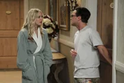 Die Anspannung wächst, als alle wegen eines wissenschaftlichen Events in dem gleichen Hotel unterkommen: Leonard und Penny ...