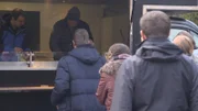 Wie wird das Essen aus dem Foodtruck bei den Kunden ankommen? Frank Rosin (hinten r.) ist gespannt ...