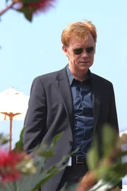 Nach einem Discobesuch verschwindet die junge Sarah spurlos. Mühsam versuchen Lt. Horatio Caine (David Caruso) und seine Kollegen den Abend zu rekonstruieren und so dem Täter auf die Spur zu kommen ...
