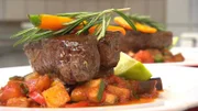 Lecker: Filetsteak auf frischem Gemüse - und zwar frisch zubereitet. Wird Christopher die Ratschläge von Frank Rosin beherzigen und auch tatsächlich umsetzen?