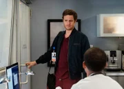 Chicago Med Zwickmühle - Inherent Bias Staffel 2, Episode 7 Er eilt ihr zu Hilfe, als sie einen Hustenanfall hat: Roland Buck als Noah Sexton, Yaya DaCosta als April Sexton.