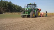 NDR Fernsehen WIE GEHT DAS? DER PERFEKTE RASEN, "Gras säen, pflegen, rollen", am Mittwoch (01.04.20) um 18:15 Uhr. Der lange Weg zum perfekten Grün - die Einsaat in Alt Zachun © NDR/Hanse TV, honorarfrei - Verwendung gemäß der AGB im engen inhaltlichen, redaktionellen Zusammenhang mit genannter NDR-Sendung bei Nennung "Bild: NDR/Hanse TV" (S2). NDR Presse und Information/Fotoredaktion, Tel: 040/4156-2306 oder -2305, pressefoto@ndr.de