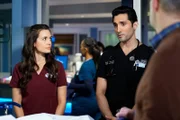 Gemeinsam erklären sie dem Patienten die Sachlage, l-r: Torrey DeVitto als Dr. Natalie Manning, Dominic Rains als Dr. Crockett Marcel