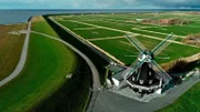 Die Nordermühle; mit einigen der wenigen Gästezimmer auf Pellworm, aus denen man das Meer sehen kann.