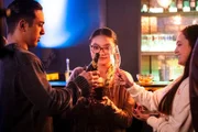 Leon, Lien und Maja verbringen einen gemeinsamen Abend im WhyNot. Von links: Leon (Joel Akgün), Lien (Nui Nguyen) und Maja (Godiva Adela).
