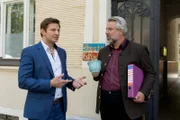 Nach der Befragung von Franziska Köhler steht für die Kommissare Hansen (Igor Jeftić, l.) und Stadler (Dieter Fischer, r.) fest, dass die Aussage von Ludwig Reichl, dem Mitarbeiter des Opfers, nicht stimmen kann.