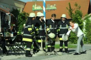 Vroni packt kurzerhand tatkräftig bei der Feuerwehr-Übung mit an. Von links: Trixi Preissinger (Doreen Dietel), Caroline Ertl (Teresa Rizos), Ludwig Brunner (Martin Wenzl), Roland Bamberger (Horst Kummeth), Florian (Tommy Schwimmer) und Veronika Brunner (Senta Auth).