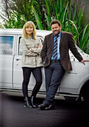 Detective Mike Shepherd (Neill Rea) und seine Assistentin Kristin Sims (Fern Sutherland) ermitteln in den Wäldern von Brokenwood einen fast filmreifen Tod unter gigantischen Spinnennetzen.