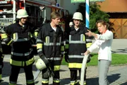 Bamberger ist sprachlos, als Vroni die Feuerwehr-Übungen fachmännisch ausführt. Von links: Ludwig Brunner (Martin Wenzl), Roland Bamberger (Horst Kummeth), Florian (Tommy Schwimmer) und Veronika Brunner (Senta Auth).