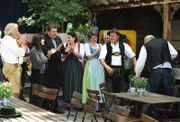 Augelassene Stimmung auf der historischen Wiesn in Lansing. Von links: Martin Kirchleitner (Hermann Giefer), Nina Kreutzer (Andrea Schmitt), Pfarrer Neuner (Peter Rappenglück), Monika Vogl (Christine Reimer), Maria Kirchleitner (Daniela März) und Bürgermeister Schattenhofer (Werner Rom).