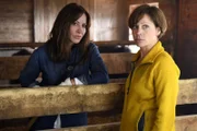 Gespräch im Stall: Simone Thomalla als Katja Baumann, Jule Ronstedt als Christa Löffler