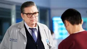 Er redet ihm ins Gewissen, l-r: Oliver Platt als Dr. Daniel Charles, Brian Tee als Dr. Ethan Choi