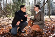 Lien (Nui Nguyen) und Leon (Joel Akgün) verbringen einen gemeinsamen Nachmittag beim Outdoor-Dart.