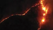 Eine Luftaufnahme eines Waldbrandes
