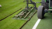 NDR Fernsehen WIE GEHT DAS? DER PERFEKTE RASEN, "Gras säen, pflegen, rollen", am Mittwoch (01.04.20) um 18:15 Uhr. Der Rollrasen wird ins Volksparkstadion verlegt © NDR/Hanse TV, honorarfrei - Verwendung gemäß der AGB im engen inhaltlichen, redaktionellen Zusammenhang mit genannter NDR-Sendung bei Nennung "Bild: NDR/Hanse TV" (S2). NDR Presse und Information/Fotoredaktion, Tel: 040/4156-2306 oder -2305, pressefoto@ndr.de