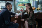 Franzi Berger (Paula Schramm, r.) hat ein Date mit dem Patissier Travis Hardt (Patrick Isermeyer, l.).