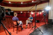 Fritz Karl (rechts) und Moderator Peter Schneeberger im Stadttheater in Gmunden. Hier entdeckte er seine große Schauspiellust in Goethes Faust.